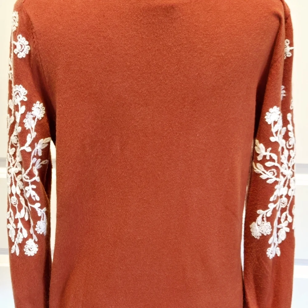 RAIN & ROSE Scoop Neck Light Weight Sweater w/ Embroidered Floral Design sz Sm - Picture 7 of 8